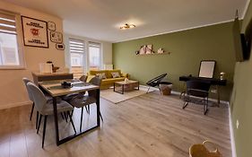 Rhapsody Home - Urban Quiet Area With Parking&King Bed&Balcony